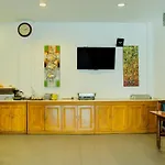 Townhouse Oak Palembang Near Jembatan Ampera Formerly Azzura Hotel